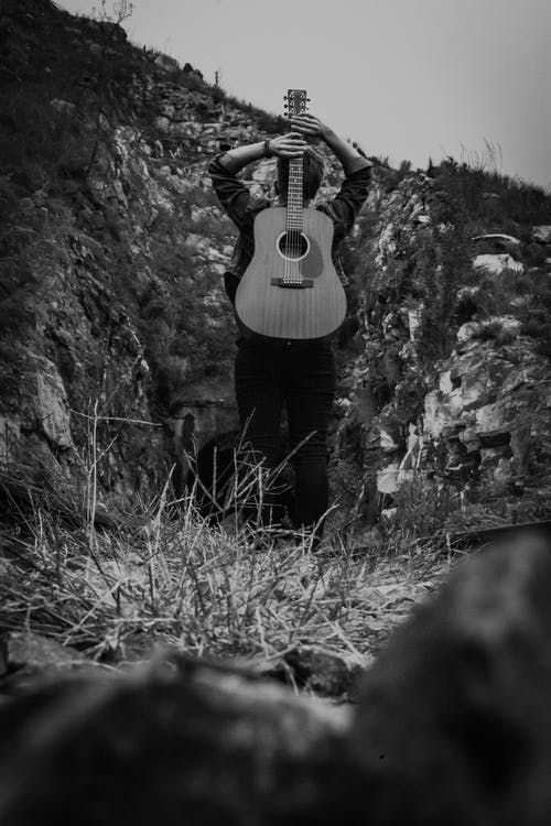 有关原声吉他, 单色, 垂直拍摄的免费素材图片
