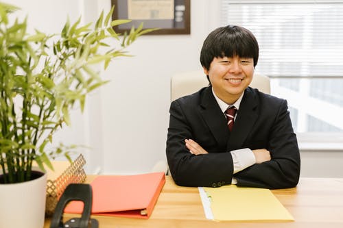 有关办公椅, 双臂交叉, 坐的免费素材图片