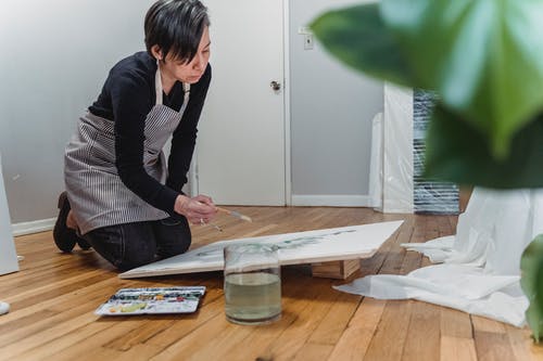 一个女人在画一件艺术品 · 免费素材图片