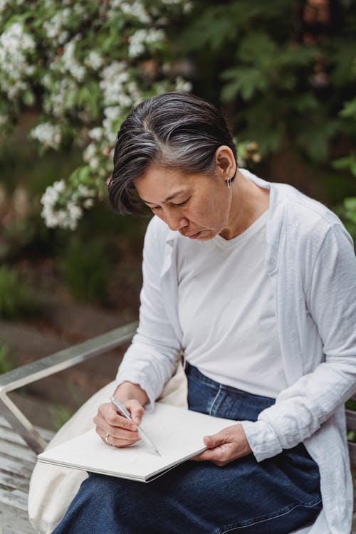 有关坐, 垂直拍摄, 女人的免费素材图片