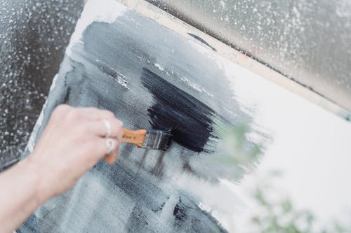 人在水面上拿着黑色的画笔 · 免费素材图片