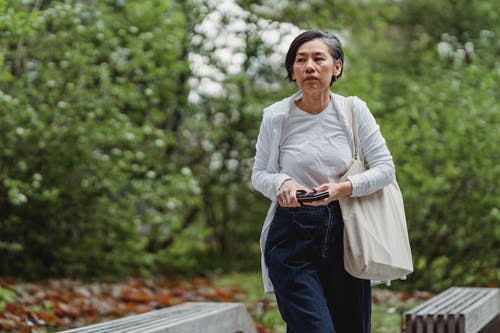 有关女人, 手提袋, 手机的免费素材图片