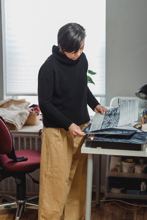 有关垂直拍摄, 女人, 抽象绘画的免费素材图片