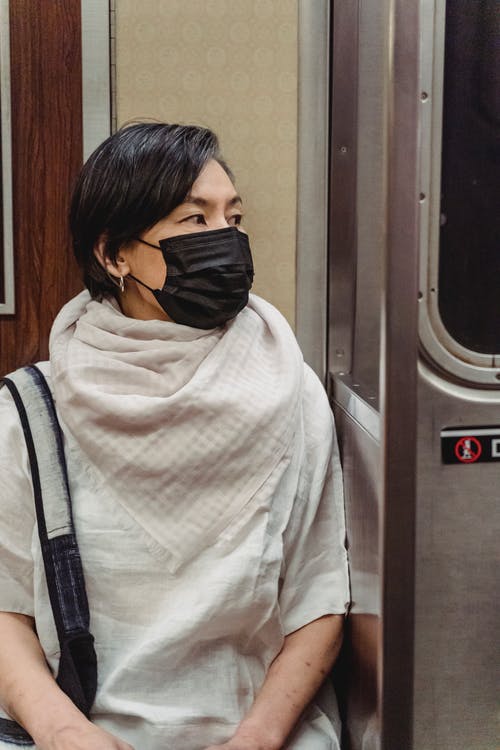 盖住她的脸的白色围巾的女人 · 免费素材图片