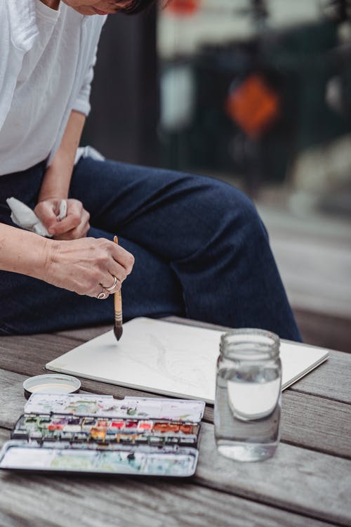 一个人在画一件艺术品 · 免费素材图片