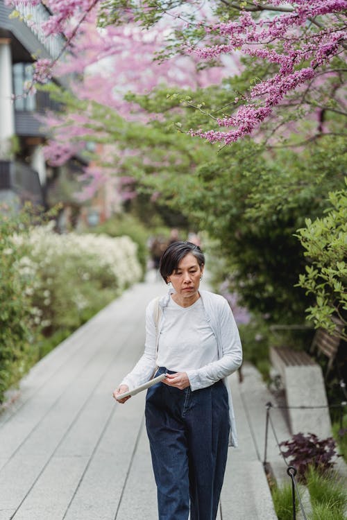 有关垂直拍摄, 女人, 步行的免费素材图片