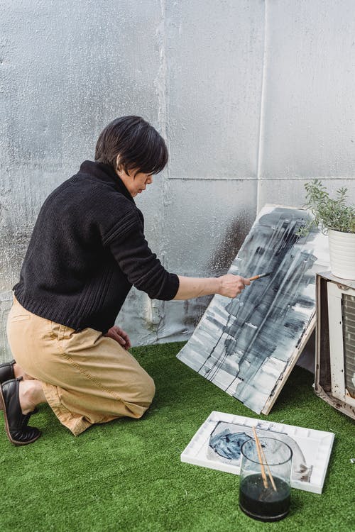 画艺术品的女人 · 免费素材图片