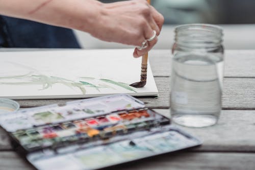 拿着金和银戒指的人 · 免费素材图片