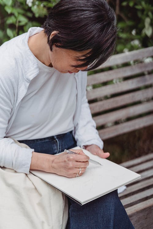 在画板中绘制艺术品的女人 · 免费素材图片