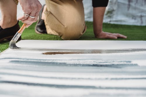 一个人在画一件艺术品的特写照片 · 免费素材图片