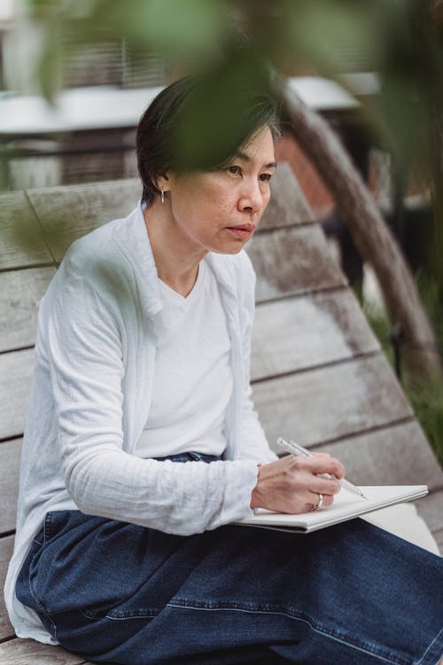 有关哀思, 严肃, 坐的免费素材图片