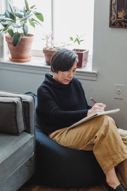 在画板中绘制艺术品的女人 · 免费素材图片