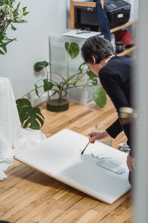 一个女人在画一件艺术品 · 免费素材图片