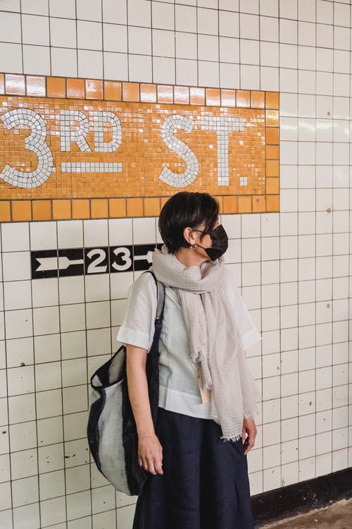 站在地铁站内的女人 · 免费素材图片