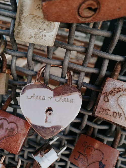 有关垂直拍摄, 爱的挂锁, 挂锁的免费素材图片