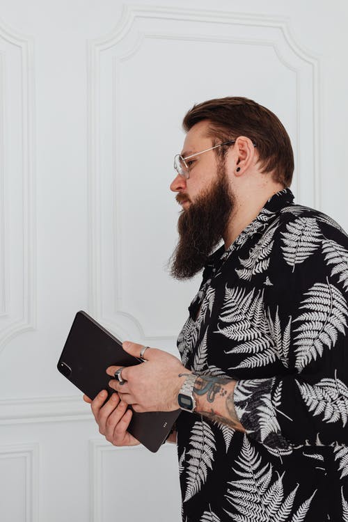 有关3C用品, 人, 垂直拍摄的免费素材图片