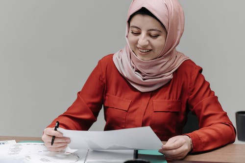 有关坐, 女人, 年轻的免费素材图片