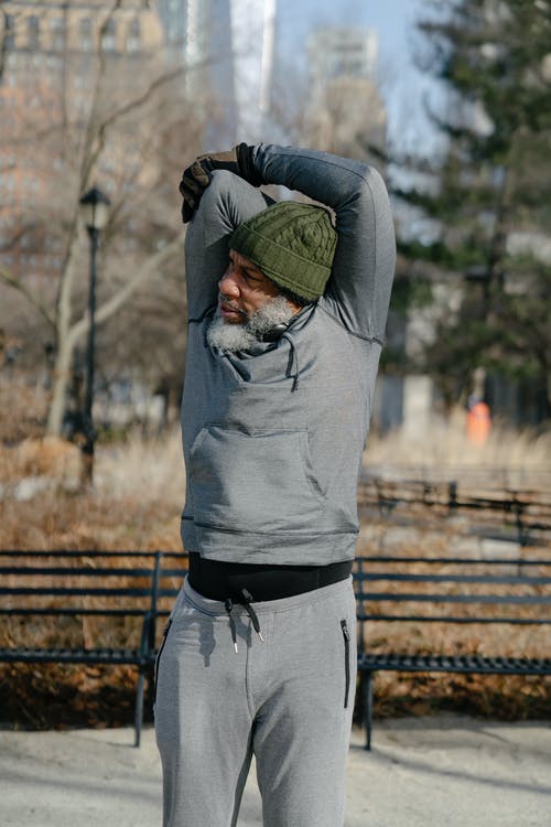 有关举起手臂, 人, 人行道的免费素材图片