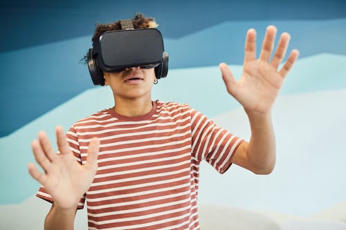 有关3C用品, VR, 举手的免费素材图片