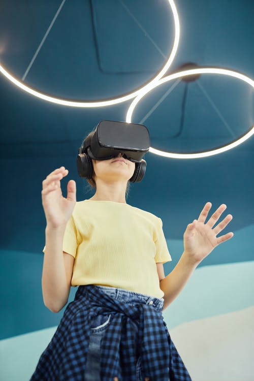 有关3C用品, VR, 举手的免费素材图片