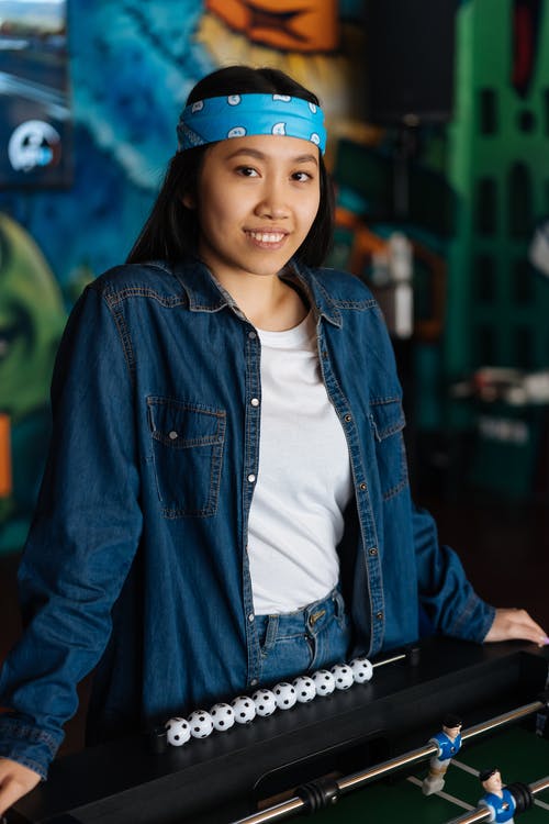 有关印花大手帕, 咖啡色头发的女人, 微笑的免费素材图片