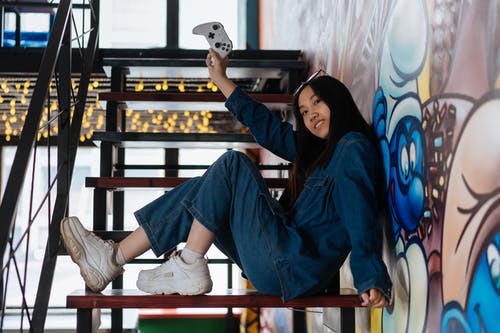 有关侧面图, 咖啡色头发的女人, 坐的免费素材图片