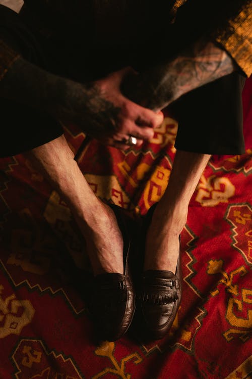 有关交叉的双腿, 专注, 戒指的免费素材图片