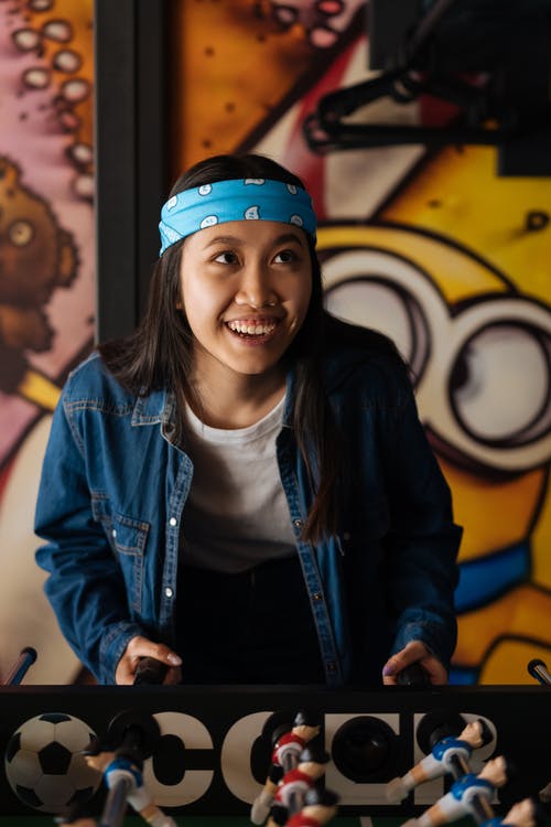 有关印花大手帕, 咖啡色头发的女人, 微笑的免费素材图片