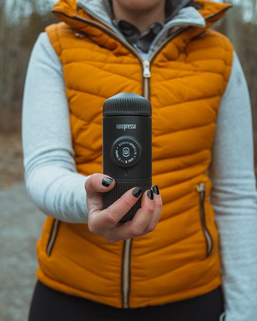 有关不倒翁, 垂直拍摄, 手的免费素材图片