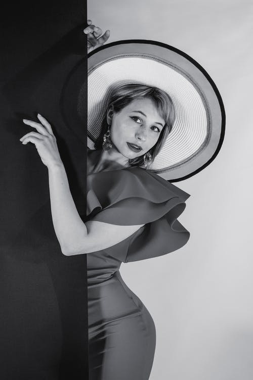 有关单色, 垂直拍摄, 女人的免费素材图片