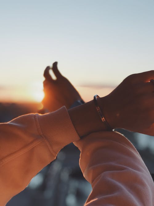 有关交叉双臂, 垂直拍摄, 手链的免费素材图片