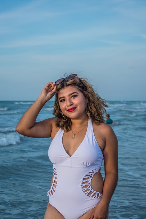 有关在沙滩上, 垂直拍摄, 墨镜的免费素材图片