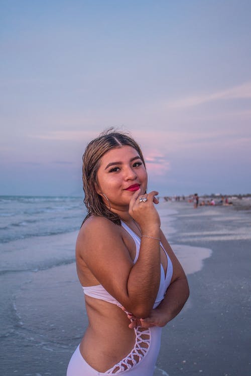 有关在沙滩上, 垂直拍摄, 女人的免费素材图片