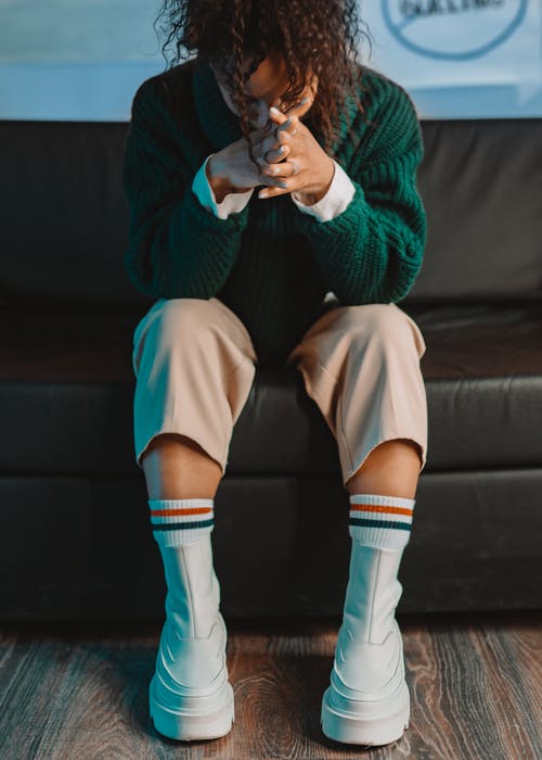 有关匿名, 双手紧握, 坐的免费素材图片