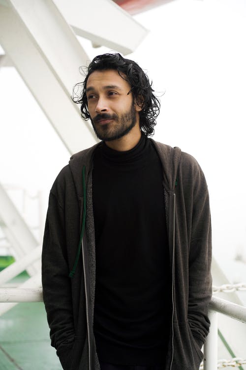 有关人, 双手插在口袋里, 垂直拍摄的免费素材图片