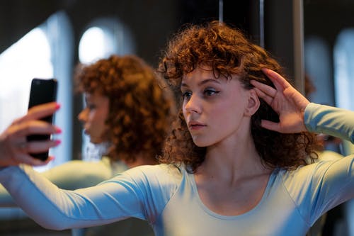 有关3C用品, 女人, 室内的免费素材图片