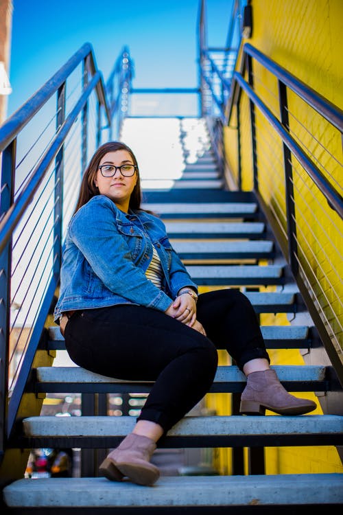 有关加上大小, 坐, 垂直拍摄的免费素材图片