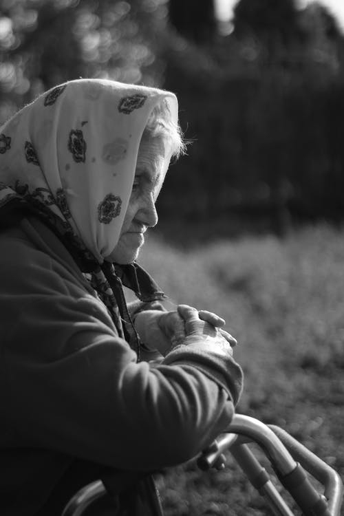 有关单色, 老年妇女, 头巾的免费素材图片