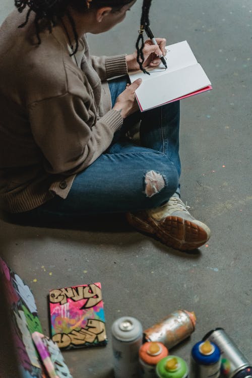 有关喷漆, 坐, 垂直拍摄的免费素材图片