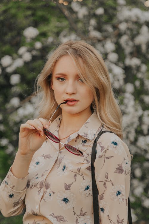 有关垂直拍摄, 墨镜, 女人的免费素材图片