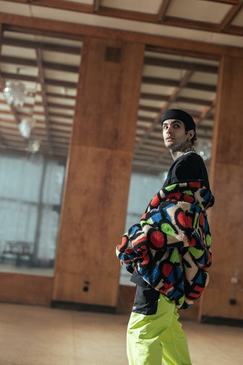 有关（顶部有小羊毛球的）羊毛帽子, COPYSPACE, 人的免费素材图片