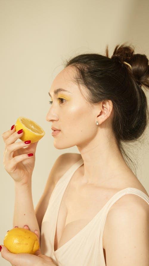 有关侧面图, 垂直拍摄, 女人的免费素材图片