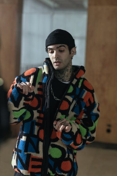 有关（顶部有小羊毛球的）羊毛帽子, 人, 刺青的的免费素材图片