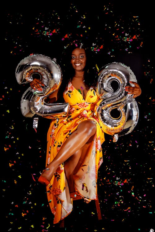 有关五彩纸屑, 坐, 垂直拍摄的免费素材图片