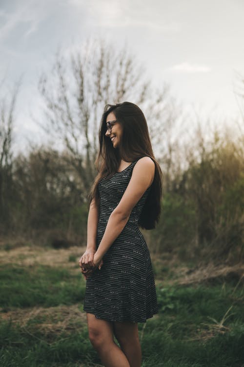 有关侧面图, 咖啡色头发的女人, 垂直拍摄的免费素材图片