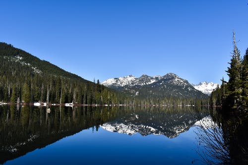 有关山, 水反射, 蓝色的湖泊的免费素材图片