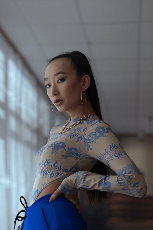 有关垂直拍摄, 女人, 室内的免费素材图片