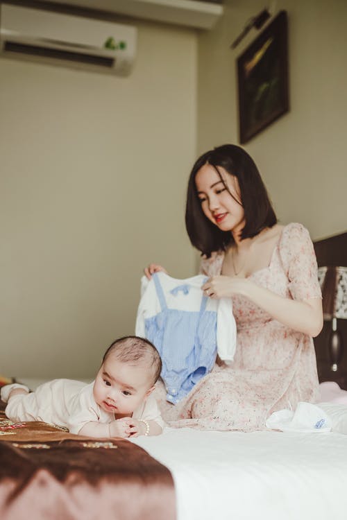 有关儿童, 垂直拍摄, 女人的免费素材图片