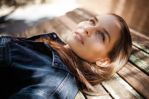 有关人, 咖啡色头发的女人, 女人的免费素材图片