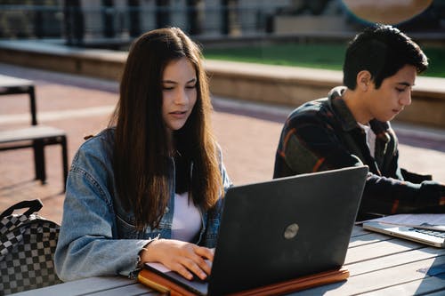 有关数位游民, 木桌桌面, 牛仔外套的免费素材图片